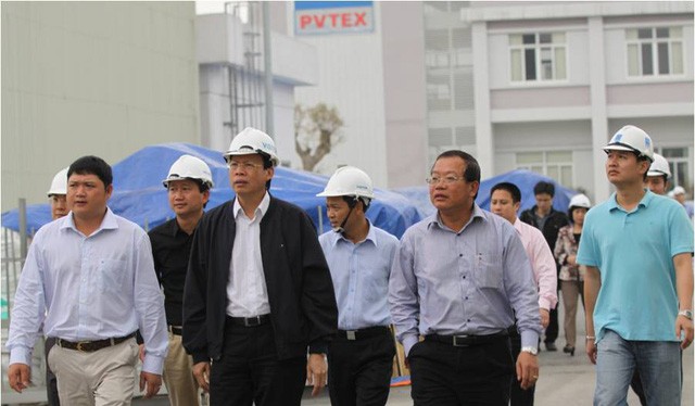 Ông Phùng Đình Thực (mặc áo khoác đen) trong một lần xuống nhà máy PVTex. Ảnh: Website PVTex