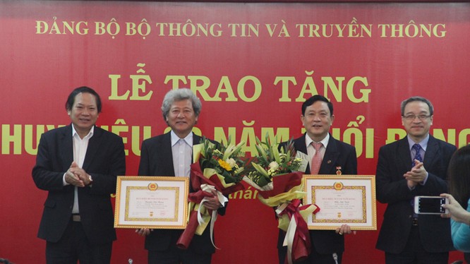 Bộ trưởng Trương Minh Tuấn và Thứ trưởng Phan Tâm trao tặng huy hiệu 30 năm tuổi Đảng cho đồng chí Nguyễn Văn Hùng và đồng chí Trần Anh Tuấn đang sinh hoạt tại Đảng bộ Bộ TT&TT. Ảnh: Xuân Lộc