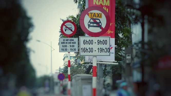 Biển cấm đã được lắp đặt hoàn tất ở 13 tuyến phố tại Hà Nội. Ảnh: T.T.Dương.