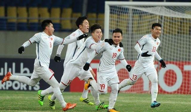 Quang Hải cùng đồng đội ăn mừng bàn thắng gỡ hòa 2 - 2 trong trận gặp Quata.