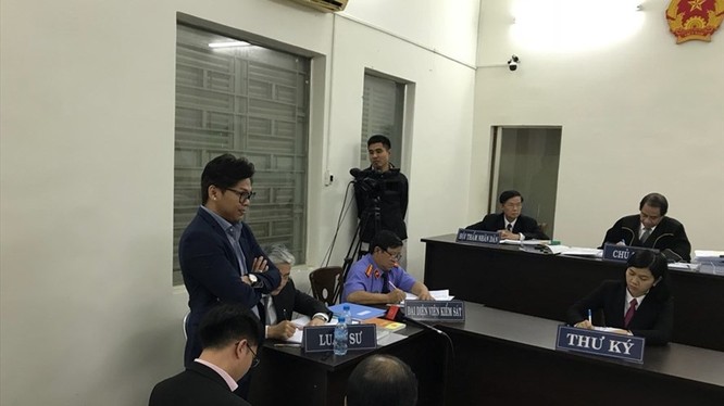 Toàn cảnh phiên tòa Vinasun kiện Grab Taxi. Nguồn: Lao động