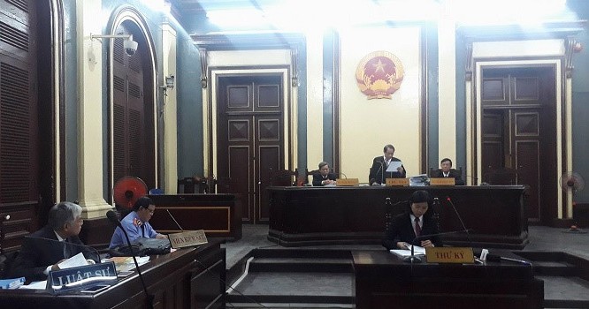 Chủ tọa tuyên bố tạm dừng xét xử vụ Vinasun kiện Grabtaxi - Ảnh: Huyền Trâm/Tạp chí điện tử Diễn Đàn Đầu Tư