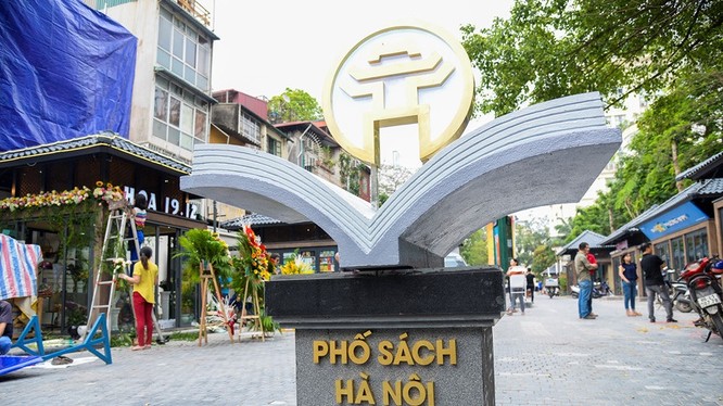 Phố Sách Hà Nội được đặt tại Phố 19 tháng 12, quận Hoàn Kiếm. Ảnh: UBND TP. Hà Nội.