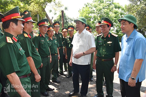 Chủ tịch nước Trần Đại Quang nói chuyện với cán bộ, chiến sĩ đóng quân trên Đảo Ngư. 