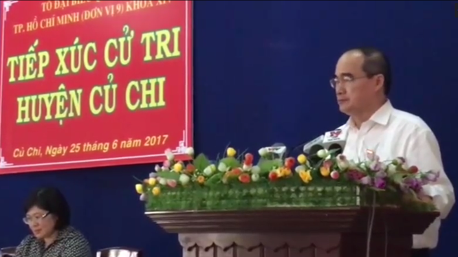Bí thư Thành ủy TP. HCM Nguyễn Thiện Nhân trả lời cử tri về vấn đề sân gofl trong sân bay 
