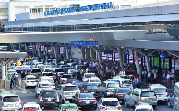 Khu vực sân bay Tân Sơn Nhất luôn quá tải do lưu lượng xe ra vào rất lớn - Ảnh: Báo Giao thông