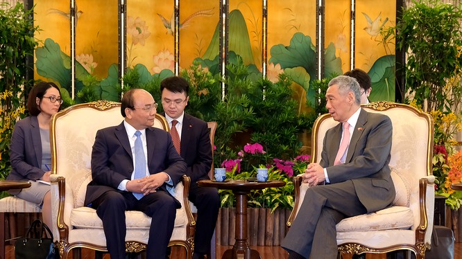 Thủ tướng Nguyễn Xuân Phúc hội đàm với Thủ tướng Singapore Lý Hiển Long. Ảnh: VGP