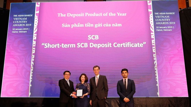 Bà Trần Thị Minh Thảo – Giám đốc Khối Ngân hàng Bán lẻ đại diện SCB nhận giải thưởng từ Ban tổ chức