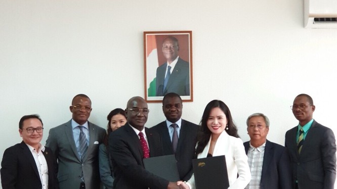 Tổng Giám đốc Hội đồng Bông và Điều Bờ Biển Ngà Coulibaly và Phó Tổng Giám đốc Tập đoàn T&T Group Nguyễn Thị Thanh Bình ký kết thỏa thuận hợp tác chiến lược về thu mua điều thô từ Bờ Biển Ngà