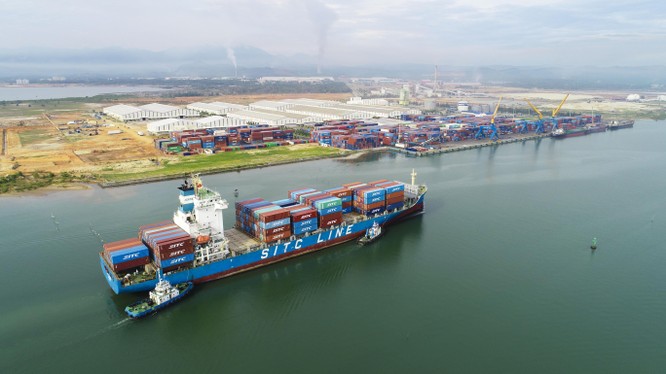 Tàu SITC HEBEI cập cảng Chu Lai có chiều dài 172m, rộng 27.6m, đang vận chuyển hàng của Công ty Cổ phần Thép Hòa Phát
