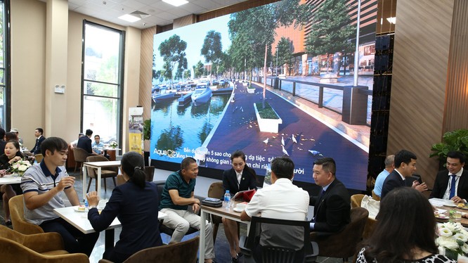 Giới đầu tư và người dân Hà Nội tới tìm hiểu thông tin về dự án Aqua City