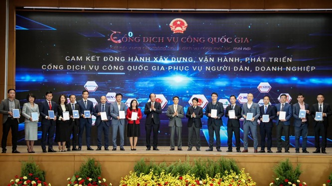Phó Tổng giám đốc VPBank Đinh Văn Nho (thứ 5 từ trái sang) và các doanh nghiệp ký cam kết đồng hành xây dựng, phát triển Cổng Dịch vụ công quốc gia. (Ảnh: Minh Sơn/Vietnam+)