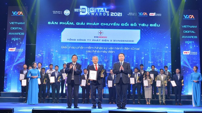 Đại diện EVNGENCO3 nhận giải thưởng tại Lễ trao giải Vietnam Digital Awards 2021.