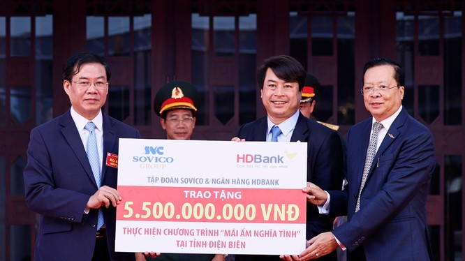 Ông Nguyễn Văn Hảo - Phó Tổng giám đốc Ngân hàng HDBank (giữa) và Ông Chu Việt Cường- Phó Tổng giám đốc Tập đoàn Sovico (bìa phải) trao tặng kinh phí xây dựng 100 căn nhà tình nghĩa với tổng giá trị 5,5 tỷ đồng cho tỉnh Điện Biên.
