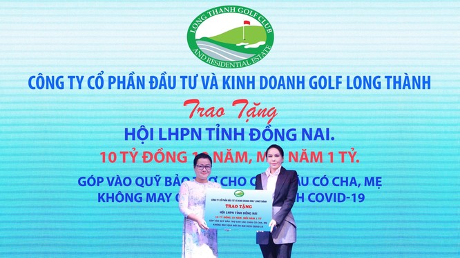 Hội Liên hiệp Phụ nữ tỉnh Đồng Nai tiếp nhận tài trợ của Công ty CP Đầu tư & Kinh doanh Golf Long Thành tại sự kiện.