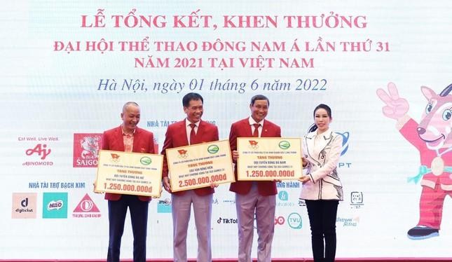 Bà Lê Nữ Thùy Dương – Phó Chủ tịch HĐQT Golf Long Thành trao bảng biểu trưng cho đại diện các vận động viên có thành tích thi đấu xuất sắc tại SEA Games 31 