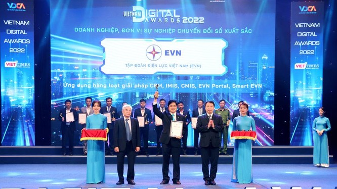 Ông Võ Quang Lâm - Phó Tổng giám đốc EVN đại diện tập đoàn đón nhận giải thưởng