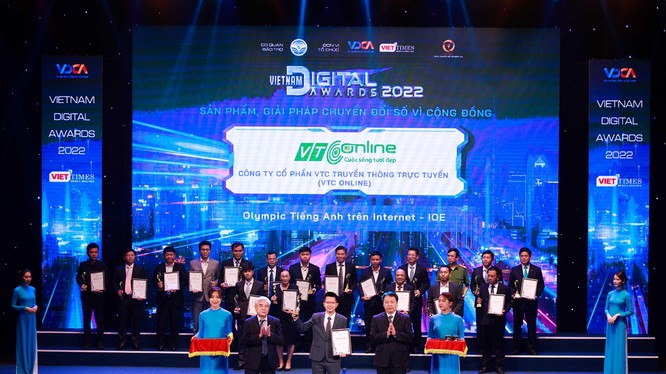 Ông Lê Việt Hòa - Giám đốc VTC Online - đại diện IOE nhận giải thưởng tại hạng mục “Sản phẩm, Giải pháp chuyển đổi số vì cộng đồng”