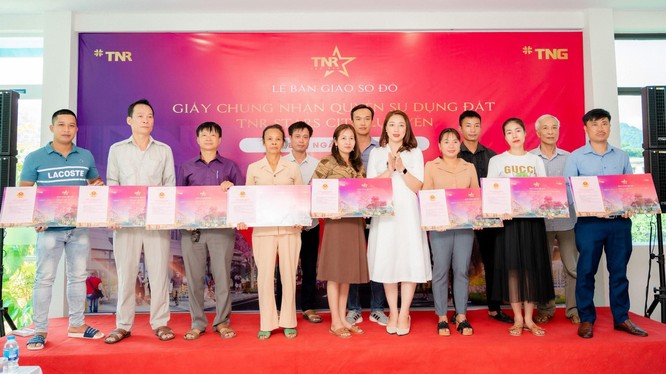 Lễ bàn giao sổ đỏ - giấy chứng nhận quyền sử dụng đất tại khu đô thị TNR Stars City Lục Yên lần thứ hai trong năm 2022.