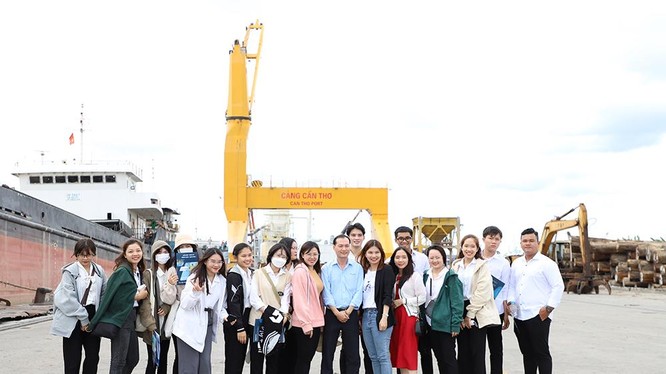 Sinh viên ĐH Trà Vinh tham quan thực tế tại Cảng Cần Thơ