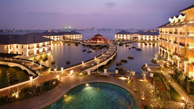 Khách sạn InterContinental Hanoi Westlake được xây dựng hoàn toàn trên mặt nước Hồ Tây thanh bình và được vận hành bởi tập đoàn quản lý khách sạn hàng đầu thế giới InterContinental Hotels Group (IHG).
