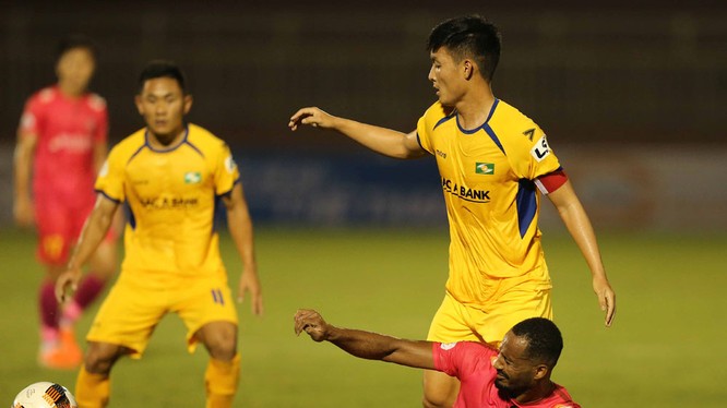 Mùa giải này SLNA vẫn phải lấy thủ bù công. Ảnh VPF