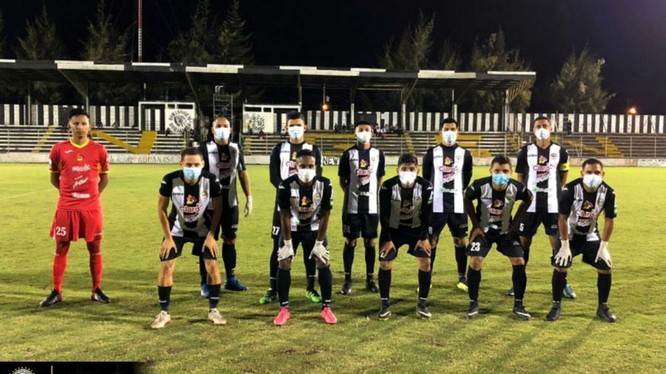 Các cầu thủ Cacique Diriangenra sân với găng tay và khẩu trang y tế, trong trận đấu với Deportivo Ocotal,. Ảnh CLB