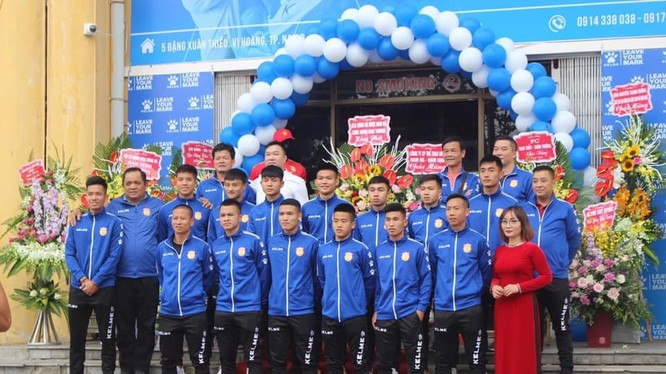 Với 1 thẻ đỏ, 48 thẻ vàng tại V.League 2019 dường như HLV Văn Sỹ muốn cải thiện nhiều lối đá của các học trò, kể cả Lâm Anh Quang một hậu vệ có lối đá khá mạnh mẽ giờ đây cũng chơi bóng bằng đầu nhiều hơn. Ảnh NĐFC