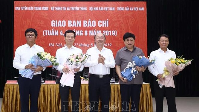 Đồng chí Võ Văn Phuông, Phó trưởng ban thường trực Ban Tuyên giáo Trung ương tặng hoa chúc mừng 4 cơ quan báo chí.