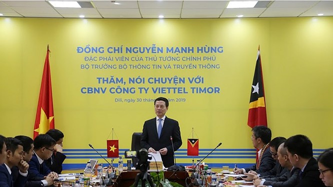 Bộ trưởng Bộ TT&TT Nguyễn Mạnh Hùng nói chuyện CBNV Công ty viễn thông Viettel Timor. 