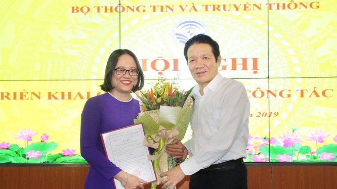 Thứ trưởng Bộ TT&TT Hoàng Vĩnh Bảo trao quyết định bổ nhiệm cho bà Mai Hương Giang