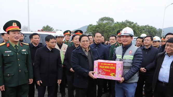  Thủ tướng Phạm Minh Chính tặng quà cho người lao động trên công trường
