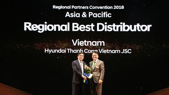 Ông Nguyễn Anh Tuấn - Chủ tịch HĐQT Tập đoàn Thành Công nhận giải thưởng từ lãnh đạo Hyundai Motor