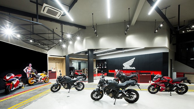 Cửa hàng Honda Moto chính hãng đầu tiên gồm 2 tầng bề thế với tổng diện tích xây dựng lên đến hơn 700 m2