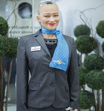 Sophia tươi cười khi tới sân bay. Ảnh: Forbes