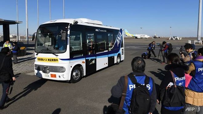Phóng viên chuẩn bị đi thử xe buýt mini tự lái ở Sân bay Quốc tế Haneda tại Tokyo. Ảnh: AFP.
