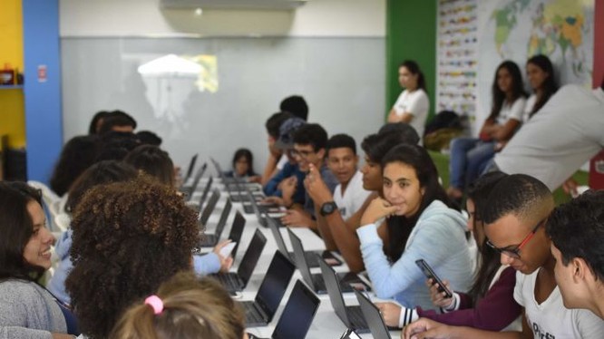 Học sinh Bahia sử dụng máy tính hoặc điện thoại để truy cập ứng dụng Geekie. Ảnh: Geekie