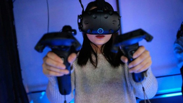 Một người đang thử trò chơi thực tế ảo tại một cơ sở VR ở Thượng Hải, Trung Quốc - Ảnh: AFP