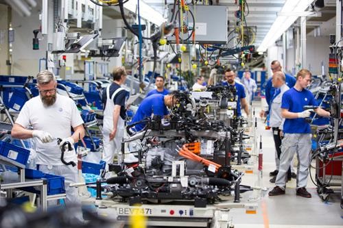 Dây chuyền lắp ráp xe điện e-Golf trong nhà máy Volkswagen ở Wolfsburg, Đức. Ảnh: Bloomberg
