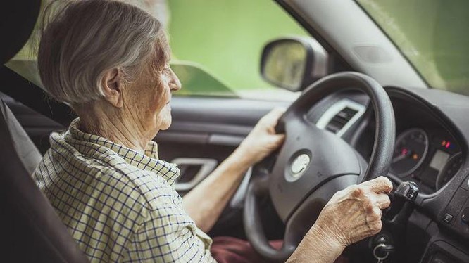 Đối với người cao tuổi, việc lái xe nhiều lúc khá vất vả và khó khăn.