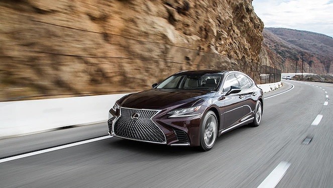Lexus LS500 bị triệu hồi do lỗi ở lốp run-flat. Ảnh: Motortrend 