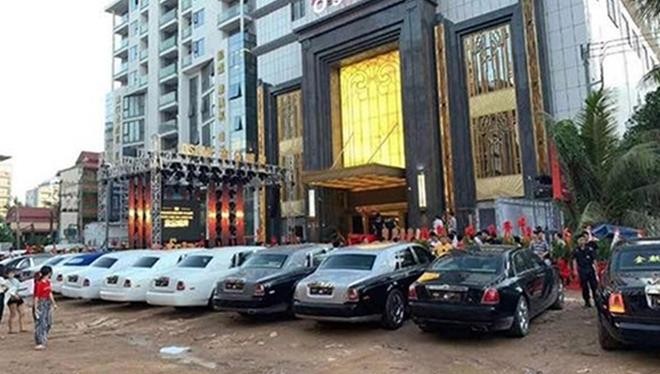 Những chiếc xe siêu sang Rolls-Royce đổ bộ trước casino ở Campuchia. 