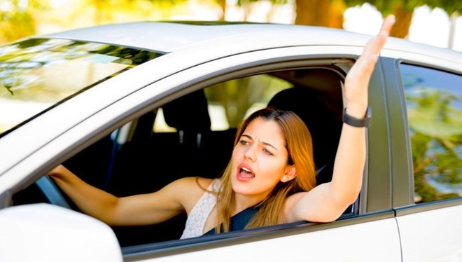 Ảnh minh họa: Những điều không may có thể xảy ra bất thình lình khi đang lái xe. 