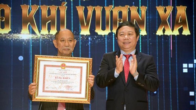 Ông Bùi Quang Độ được Phó Chủ tịch UBND TPHCM Dương Anh Đức trao Bằng khen của UBND thành phố cho Đại học Văn Lang