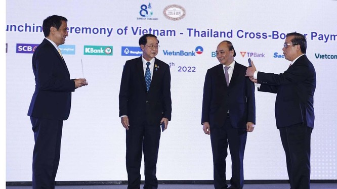 Chủ tịch nước Nguyễn Xuân Phúc và Bộ trưởng Bộ Tài chính Thái Lan chứng kiến lễ công bố kết nối thanh toán bán lẻ ứng dụng mã QR code giữa Việt Nam - Thái Lan 