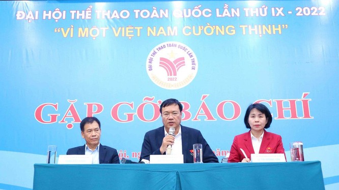 Tổng cục trưởng Tổng cục TDTT Đặng Hà Việt (giữa) cùng các Phó Tổng cục trưởng Trần Đức Phấn và Lê Thị Hoàng Yến chủ trì phần đối thoại với các nhà báo. 