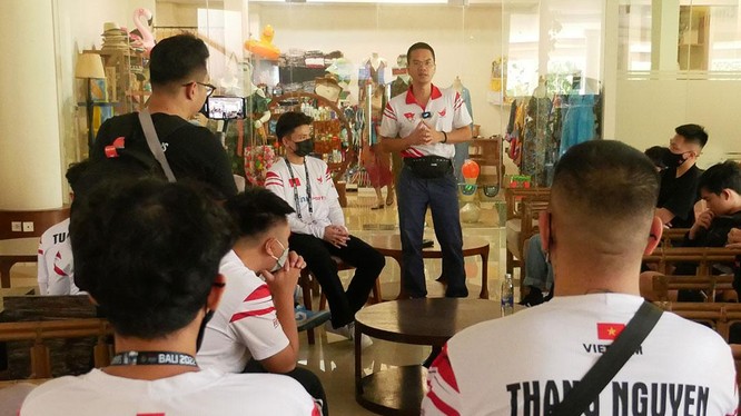 Ông Đỗ Việt Hùng - Tổng thư ký Hội Thể thao Điện tử Giải trí Việt Nam - 'lên dây cót' cho các tuyển thủ Việt Nam tại IESF WEC 2022