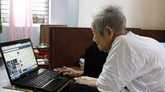 Máy tính và Internet ngày nay cũng là không thể thiếu với không ít người cao tuổi