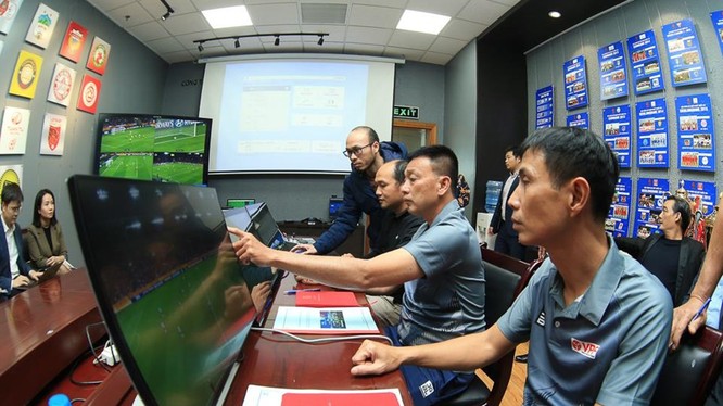 Các trọng tài bóng đá Việt Nam tìm hiểu về công nghệ VAR