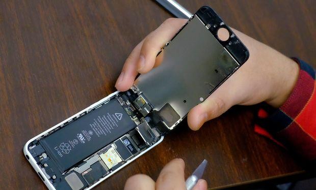 Bạn có thể thay pin iPhone chính hãng với giá 29 USD (ảnh: Bangkok Post)